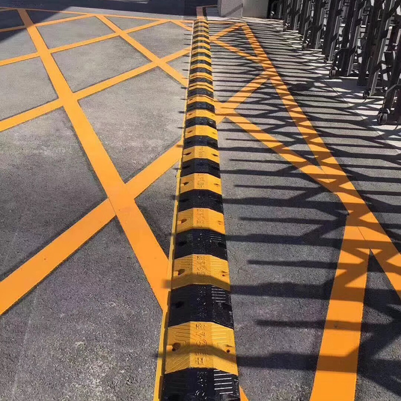 公路減速設施面面觀 從傳統鑄鋼到現代橡膠減速帶